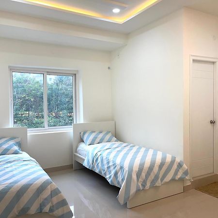 Neocon Suites Hyderabad Exteriör bild