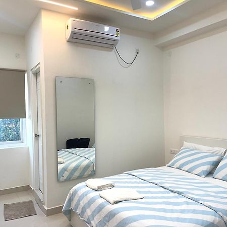 Neocon Suites Hyderabad Exteriör bild
