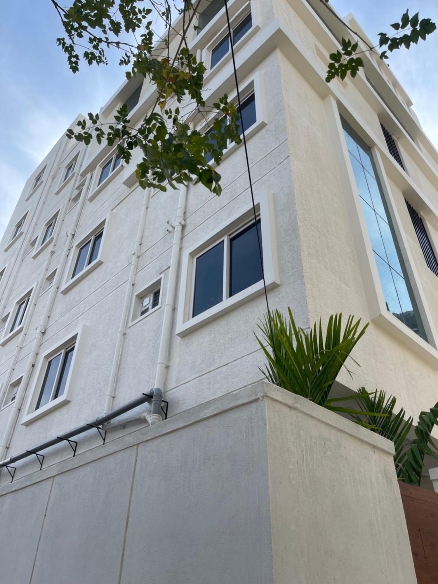 Neocon Suites Hyderabad Exteriör bild